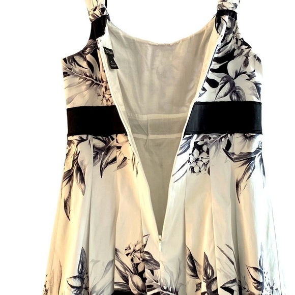 White House Black Market black and white floral dress. Pleated style. Size 8
Ch - Picture 9 of 13